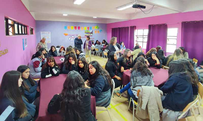 Estudiantes participan en encuentro “Mujeres, Ciencia y Tecnología” en Marchigüe