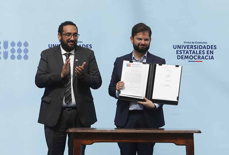 Presidente Gabriel Boric firma estatutos democráticos que potenciarán el rol público de las universidades estatales
