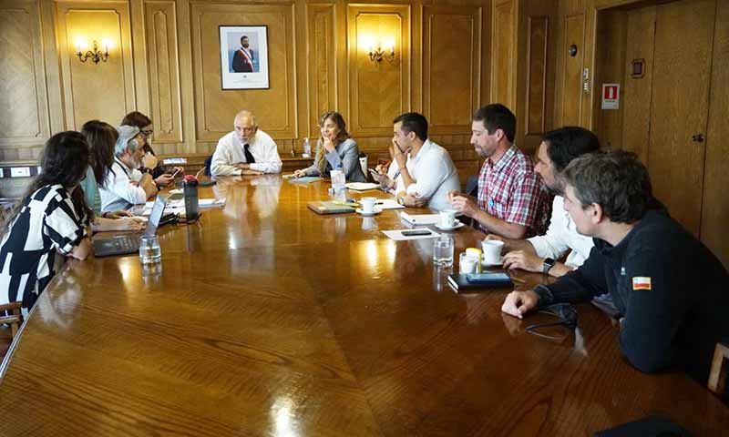 Ministro Montes se reúne con ONGs para coordinar trabajo de reconstrucción en zonas afectadas por los incendios