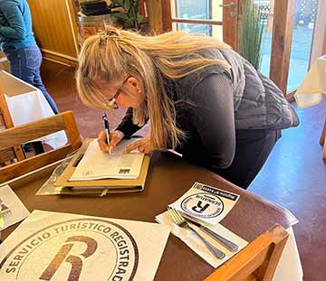 Sernatur O’Higgins entrega Sellos R de Registro a prestadores turísticos de Pichilemu