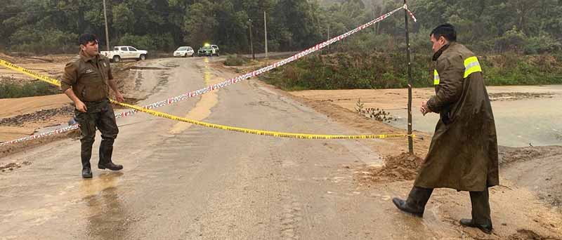 Socavón en Puente Los Maquis provoca cierre de ruta en Pichilemu