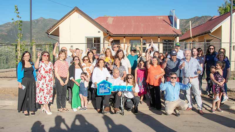 Minvu O'Higgins hace entrega de las llaves de sus nuevas viviendas a familias de San Fernando