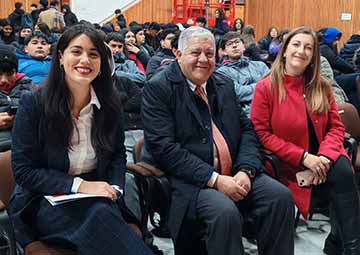 Dictan charla sobre desinformación a estudiantes del Liceo Bicentenario Oriente de Rengo