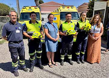 Salud O'Higgins entrega ropa de trabajo y cascos de seguridad a funcionarios del SAMU