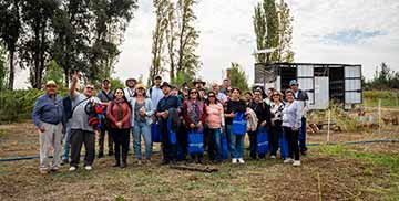 Productores avícolas de O'Higgins visitan innovador sistema de gallinero móvil en Pirque
