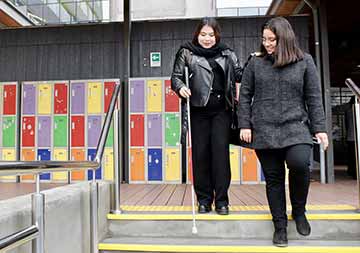 UOH instala señalética en Braille para fortalecer la inclusión de estudiantes con discapacidad visual